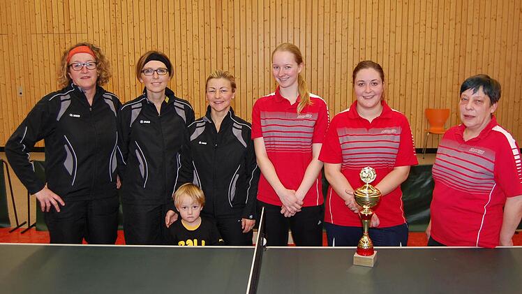 Bei den Damen holte sich der SV Fischbach II den Tischtennis-Kreispokalsieg mit dem Trio Nora Neumann, Melanie Tittel und Lara-Luisa Vießmann (von rechts). Links daneben der Finalist SV Friesen mit Sandra Graf, Eva Fischer-Weiß und Doris Fischer. Fotos: M. Trebes