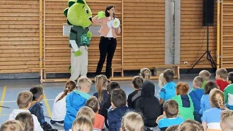 Das Jolinchen und Annette Lips, AOK-Fachbereichsleiterin Marketing und Gesundheitsf&ouml;rderung f&uuml;r die Region Erlangen-H&ouml;chstadt und N&uuml;rnberger Land, erkl&auml;ren den Kindern, wie alles funktioniert. Foto: privat