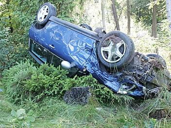 Der Mini Cooper verunglückte auf der A 73 zwischen den Anschlussstellen Rödental und Ebersdorf.  Foto: Michael Stelzner