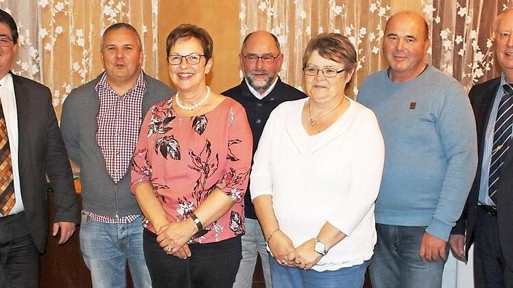 Bürgermeister Udo Dauer (von links) mit dem Führungsteam des VdK-Ortsverbands Weismain: Zweiter Vorsitzender Christian Holhut, Frauenvertreteri Edeltraud Hetzelt, Vorsitzender Günter Vates, Schatzmeisterin Ute Besslein, Schriftführer Manfred Harte und Kreisvorsitzender Heinz Wittmann Foto: Roland Dietz