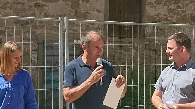 Richard Dees, der Leiter des Jugendorchesters, bekommt die Urkunde der Nordbayerischen Bläserjugend überreicht. Foto: Katharina Zimmermann