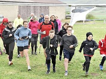 Rund 50 Sportler, Läufer und Geher aller Altersstufen nahmen am vierten St.-Georgslauf in Hellingen teil. Alt und Jung machte sich gemeinsam auf die unterschiedlich langen Strecken. Im Bild die Mutigsten, vor denen noch eine Strecke von zehn Kilometer lag.  Foto: Gerold Snater