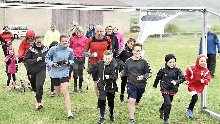 Rund 50 Sportler, Läufer und Geher aller Altersstufen nahmen am vierten St.-Georgslauf in Hellingen teil. Alt und Jung machte sich gemeinsam auf die unterschiedlich langen Strecken. Im Bild die Mutigsten, vor denen noch eine Strecke von zehn Kilometer lag.  Foto: Gerold Snater