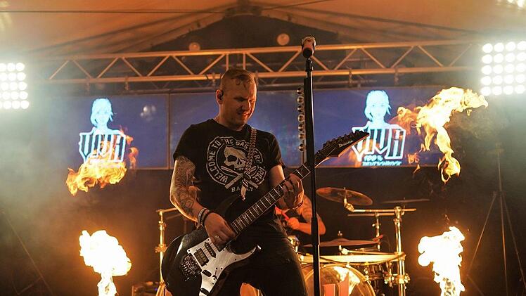 Feuer und Sound am Rockkeller: "Viva"  heizte am Mittwoch kräftig ein. Fotos: herzolife