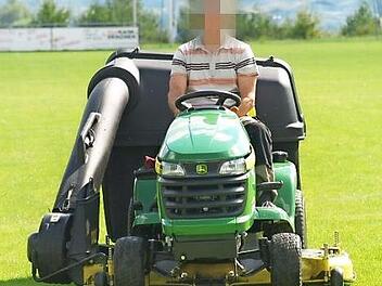 Salz: Rasentraktorrennen endet mit Sturz in Heuballen - Mann schwerstverletzt im Krankenhaus