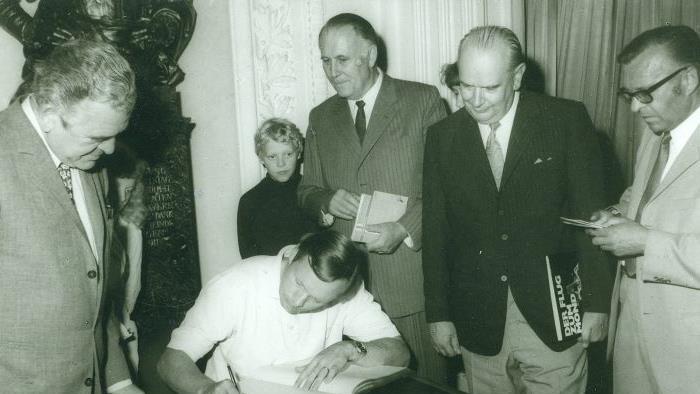 Neil Armstrong tr&auml;gt sich im Wei&szlig;en Saal ins Goldene Buch der Stadt ein. Foto: Curt Kleintitschen