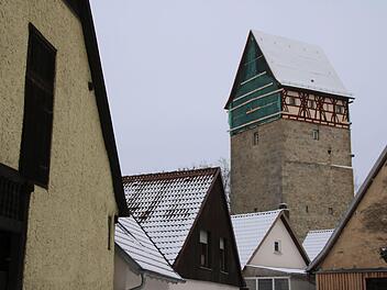 Selbst der Schnee vermag nicht die derzeit hässlichen Giebelseiten des Jörgentores zu kaschieren. In diesem Jahr aber wird er hergerichtet. Das Geld ist im Haushalt drin. Foto: Thomas Malz