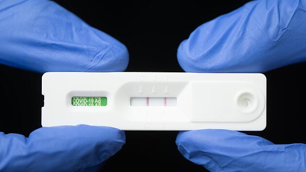 Auch im Landkreis Bad Kissingen werden weiterhin zahlreiche Menschen positiv auf Corona getestet.