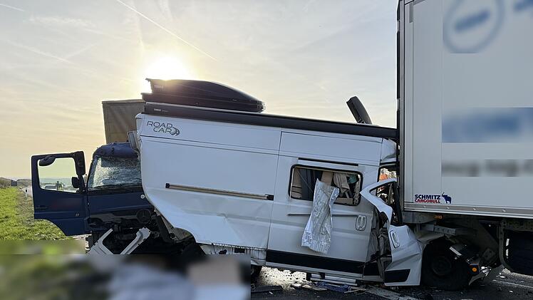 Fahrzeugen rasen ungebremst in Stauende auf A3 im Kreis Würzburg