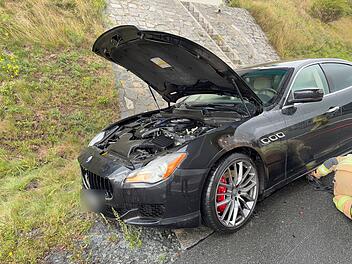 A9 bei M&uuml;nchberg: Maserati f&auml;ngt w&auml;hrend der Fahrt Feuer - hoher Schaden