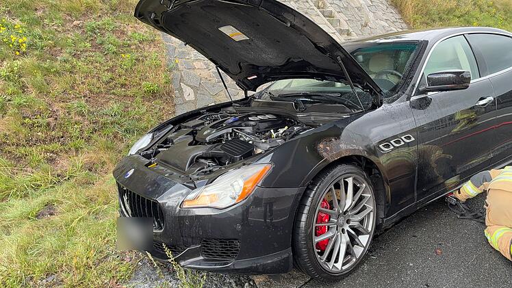 A9 bei M&uuml;nchberg: Maserati f&auml;ngt w&auml;hrend der Fahrt Feuer - hoher Schaden