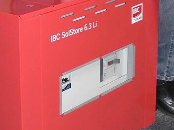 Lithium-Ionen-Stromspeicher der Firma IBC Solar in Bad Staffelstein Foto: M. Litzlfelder