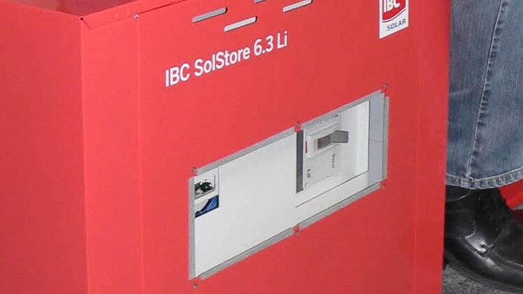 Lithium-Ionen-Stromspeicher der Firma IBC Solar in Bad Staffelstein Foto: M. Litzlfelder