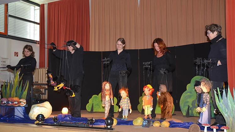 Es ist faszinierend anzusehen, wie die fünf Frauen (von links): Anne Schlick, Anni Falat, Diane Kreul, Ruth Lehnhardt und Elke Schülner ihre Marionettenpuppen beherrschen. Foto: Karl-Heinz Hofmann