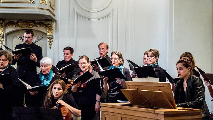 Unter Leitung von Wolfgang Weser sang der Kammerchor Hof in der Schlosskirche von Lahm. Foto: Jochen Berger