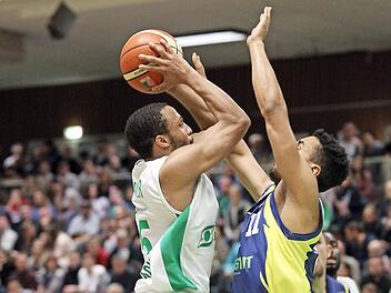 Chris Fowler (l.) zieht gegen den Hagener Joel-Sadu Aminu zum Korb. Foto: sportpress