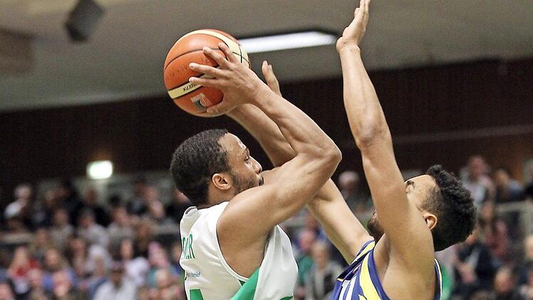Chris Fowler (l.) zieht gegen den Hagener Joel-Sadu Aminu zum Korb. Foto: sportpress
