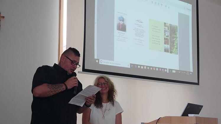 Alexander Angles und Hospiz-Koordinatorin Annette Hümmer erzählten von der besonderen Beerdigung von Brigitte Angles.