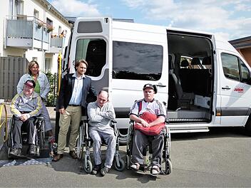 Die "Wohngemeinschaft an der Dobrach" der Diakonie Kulmbach ist mit dem neuen Bus, der von der "Aktion Mensch" großzügig gesponsert wurde, künftig beweglicher. Unser Bild zeigte einige Bewohner mit Heimleiter Christopher Kairies und Mitarbeiterin Eva Weber. Foto: Reißaus