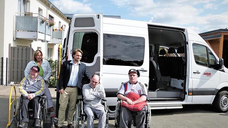 Die "Wohngemeinschaft an der Dobrach" der Diakonie Kulmbach ist mit dem neuen Bus, der von der "Aktion Mensch" großzügig gesponsert wurde, künftig beweglicher. Unser Bild zeigte einige Bewohner mit Heimleiter Christopher Kairies und Mitarbeiterin Eva Weber. Foto: Reißaus