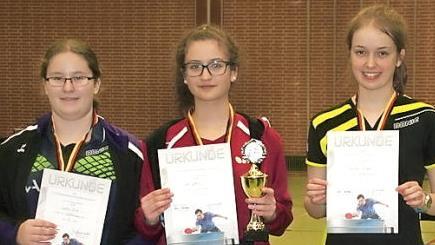 Tuba Sorkilic vom TSV Unterlauter (Mitte) setzte sich bei den A-Sch&uuml;lerinnen knapp durch. Antonia Burlyaev vom TTC R&ouml;dental (rechts) landete auf Platz 3, Sophie Wild (links) vom TSV Wernberg wurde Zweite.