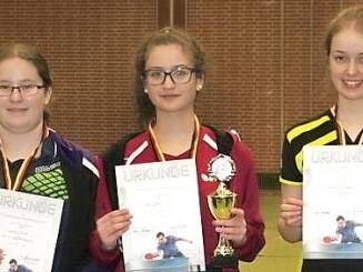 Tuba Sorkilic vom TSV Unterlauter (Mitte) setzte sich bei den A-Schülerinnen knapp durch. Antonia Burlyaev vom TTC Rödental (rechts) landete auf Platz 3, Sophie Wild (links) vom TSV Wernberg wurde Zweite.