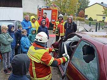 Die Rettungs&uuml;bung mit dem Spreizer interessierte die kleinen G&auml;ste besonders. Fotos: Carolin M&auml;hringer