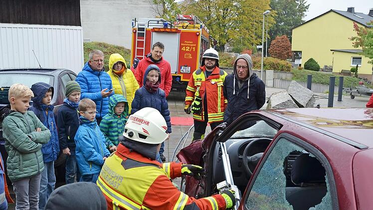 Die Rettungs&uuml;bung mit dem Spreizer interessierte die kleinen G&auml;ste besonders. Fotos: Carolin M&auml;hringer
