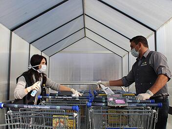 Daniela Wagner (links)   und Marktleiter Jan Ottinger sind derzeit rund um die Uhr in der Mitwitzer Edeka-Filiale im Einsatz. Foto: Cindy D&ouml;tschel