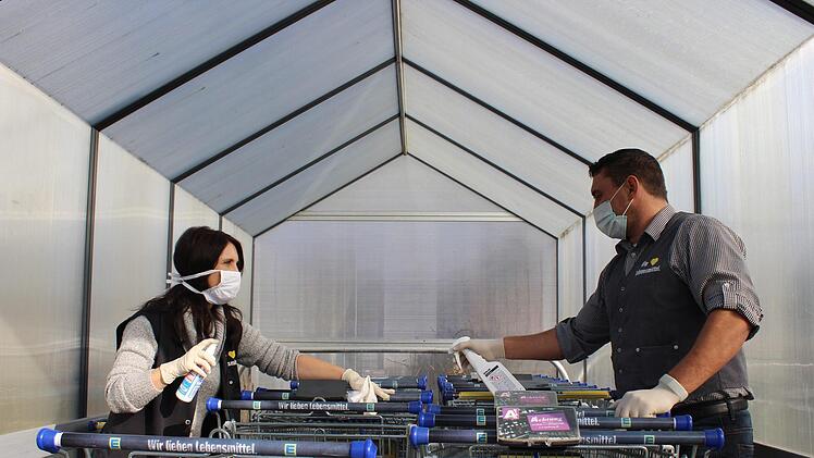 Daniela Wagner (links)   und Marktleiter Jan Ottinger sind derzeit rund um die Uhr in der Mitwitzer Edeka-Filiale im Einsatz. Foto: Cindy D&ouml;tschel