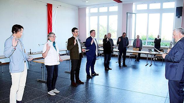B&uuml;rgermeister J&uuml;rgen Hennemann (rechts) vereidigte die neuen Mitglieder des Stadtrates Ebern (von links): Hermann von Rotenhan, Anne Schneider, Frank Kaiser, Sebastian Ott, Sven Steffan und Andreas M&ouml;lter. Helmut Will