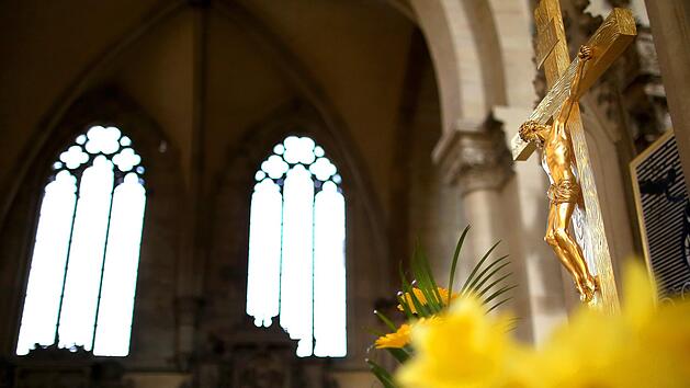 Vom Dunkeln ins Helle: Die Kirchen  kreieren auch  in der Pandemie Angebote, um das h&ouml;chste christliche Fest zusammen zu feiern. Symbolbild: Martin Schutt/dpa