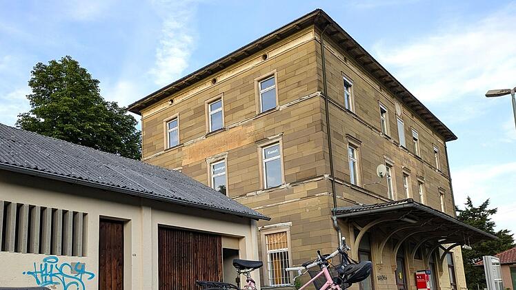 In Münnerstadt soll es neue innovative Mobilitätsangebote geben, stets mit Blick auf Nachhaltigkeit. Ganz im Sinne von „bike & ride“ sollen die letzten Meter zum Bahnhof künftig klimafreundlich zum Beispiel mit dem Fahrrad statt dem Auto zurückgel...