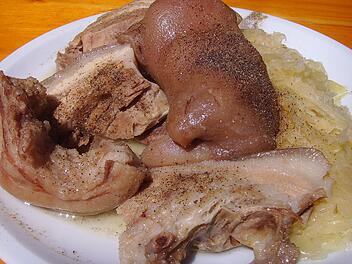 Schlachtschüssel: Fleisch mit Sauerkraut - fränkisches Essen
