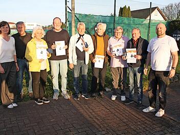 Insgesamt sechs langj&auml;hrige und engagierte Mitglieder wurden zu Ehrenmitgliedern ernannt (von links): B&uuml;rgermeisterin Susanne Bock von W&uuml;lfingen, Rudi Grie&szlig;er, Sigrid Schneider, Stefan H&auml;&szlig;lein, Werner Rebhan, Helmut Padukience, Herbert Gillig, Ste...