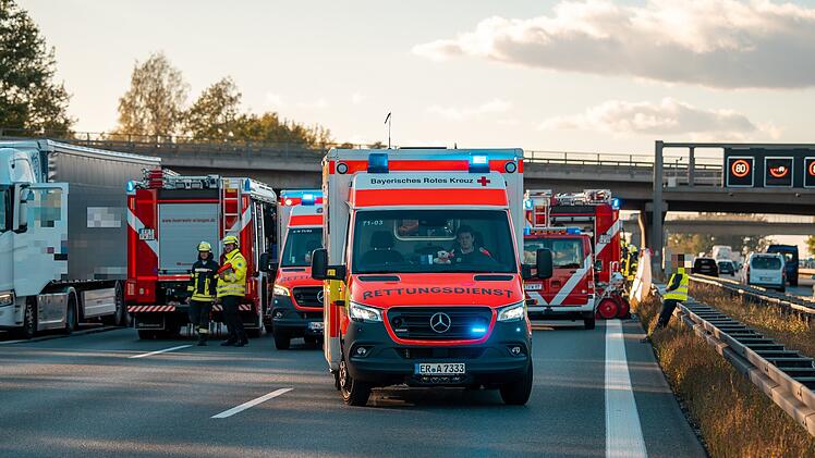 Kleinlaster kracht auf A3 bei Erlangen in Lkw