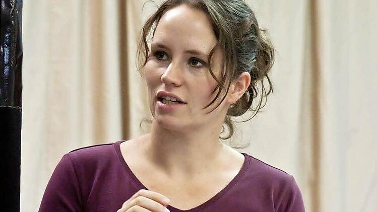 Regisseurin Urte Regler bei der Probenarbeit zu Benjamin Brittens Kammeroper "Die Drehung der Schraube". Fotos: Jochen Berger