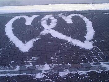 Kreativ sind auch Liebeszeichen im Schnee, mit denen man seinen Partner überrascht. Archivfoto: Sandra Frey