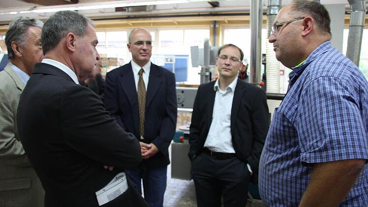Hartmut Rieger aus Haßfurt (rechts) hält aktuell einen Sicherheitslehrgang der Berufsgenossenschaft ab. Die Zahl der Unfälle gehe zurück, aber "Sägen sind immer scharf", meinte er.