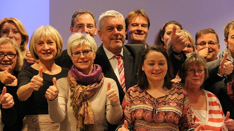 Daumen hoch: Spitzenkandidat Norbert Tessmer umringt von weiteren SPD-Stadtratskandidatinnen und -kandidaten.