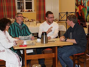 Die Eggolsheimer Monika Neudecker, Reinhard Kraus, Kämmerer Holger Arneth und Markus Krischke (v.l.) führten eine Weihnachtsgeschichte auf. Fotos: Erlwein