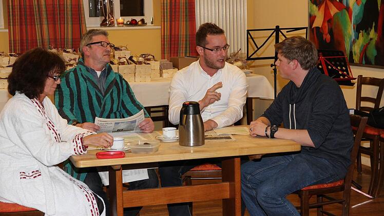 Die Eggolsheimer Monika Neudecker, Reinhard Kraus, Kämmerer Holger Arneth und Markus Krischke (v.l.) führten eine Weihnachtsgeschichte auf. Fotos: Erlwein