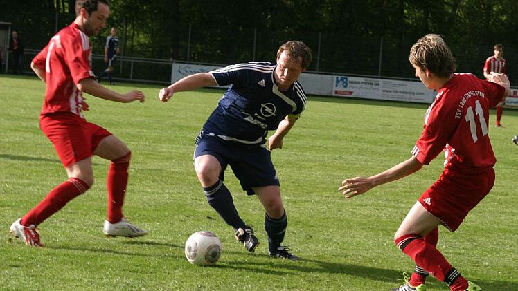 TV-Kapitän und Torjäger Hannes Fischer (Mitte) versucht sich gegen zwei Staffelsteiner durchzusetzen. Rechts mit der Nummer 11 Markus Zapf vom TSV.