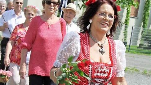 Rosenkönigin Waltraud Gaudeck ist 70 Jahre alt und sicherte sich mit ihrem roten Dirndl die Auszeichnung "Schönstes Kerwamaadla".
