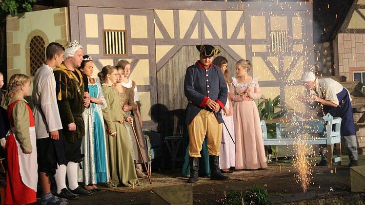Aufführung des Märchens "Rumpelstilzchen" auf der Freilichtbühne im Schrimpf'schen Schloss  Foto: Dieter Britz