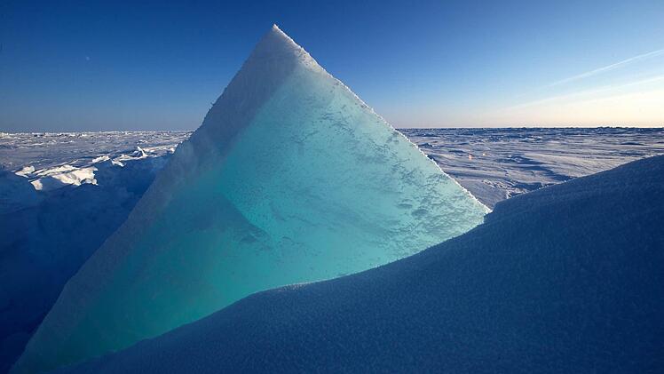 Erstmals bereiste der Fotograf und Autor Michael Martin nicht nur Trocken- , sondern auch Eiswüsten. Die Besucher seiner Multivisionsshow reisten mit ihm viermal um die Erde. Dieses Foto zeigt Eisschollen im Nordpolarmeer.Foto: Michael Martin