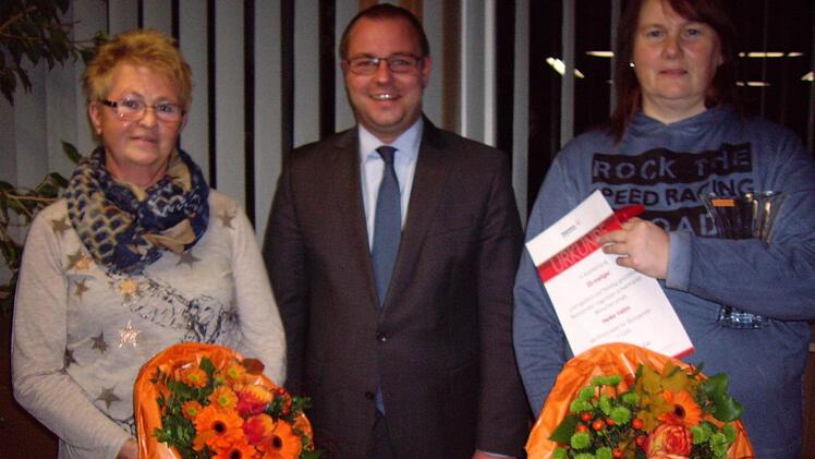 Die Gemeinderatssitzung war Gelegenheit für Sebastian Straubel (Mitte), die beiden Blutspenderinnen Sigrid Brunner (links) und Heike Valtin (rechts) auszuzeichnen. Foto: Doris Weidner