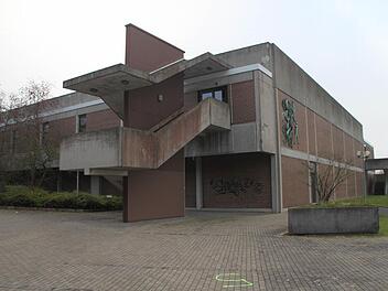 Die Dreifachturnhalle und deren Außengelände wurden von der Polizei auch mit einem Spürhund durchsucht. Foto: Alexander Hartmann