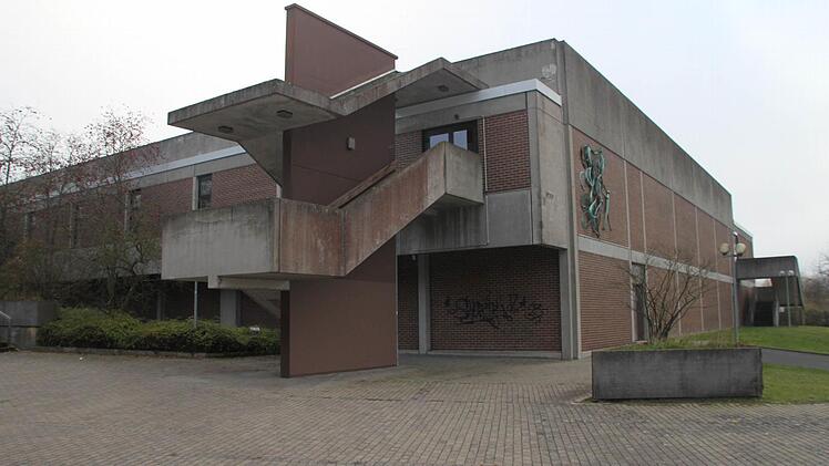 Die Dreifachturnhalle und deren Außengelände wurden von der Polizei auch mit einem Spürhund durchsucht. Foto: Alexander Hartmann