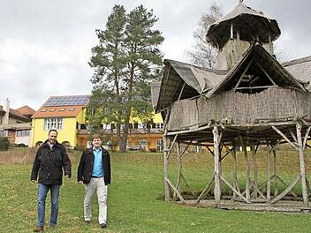 Salem-Chef Samuel Müller (links) und Geschäftsführer Heiko Weiß sind überzeugt davon, dass die Umgehung von Stadtsteinach für die touristische Sparte von Salem das Aus bedeuten würde. Auch das Uganda-Haus muss weichen.  Foto: Sonja Adam